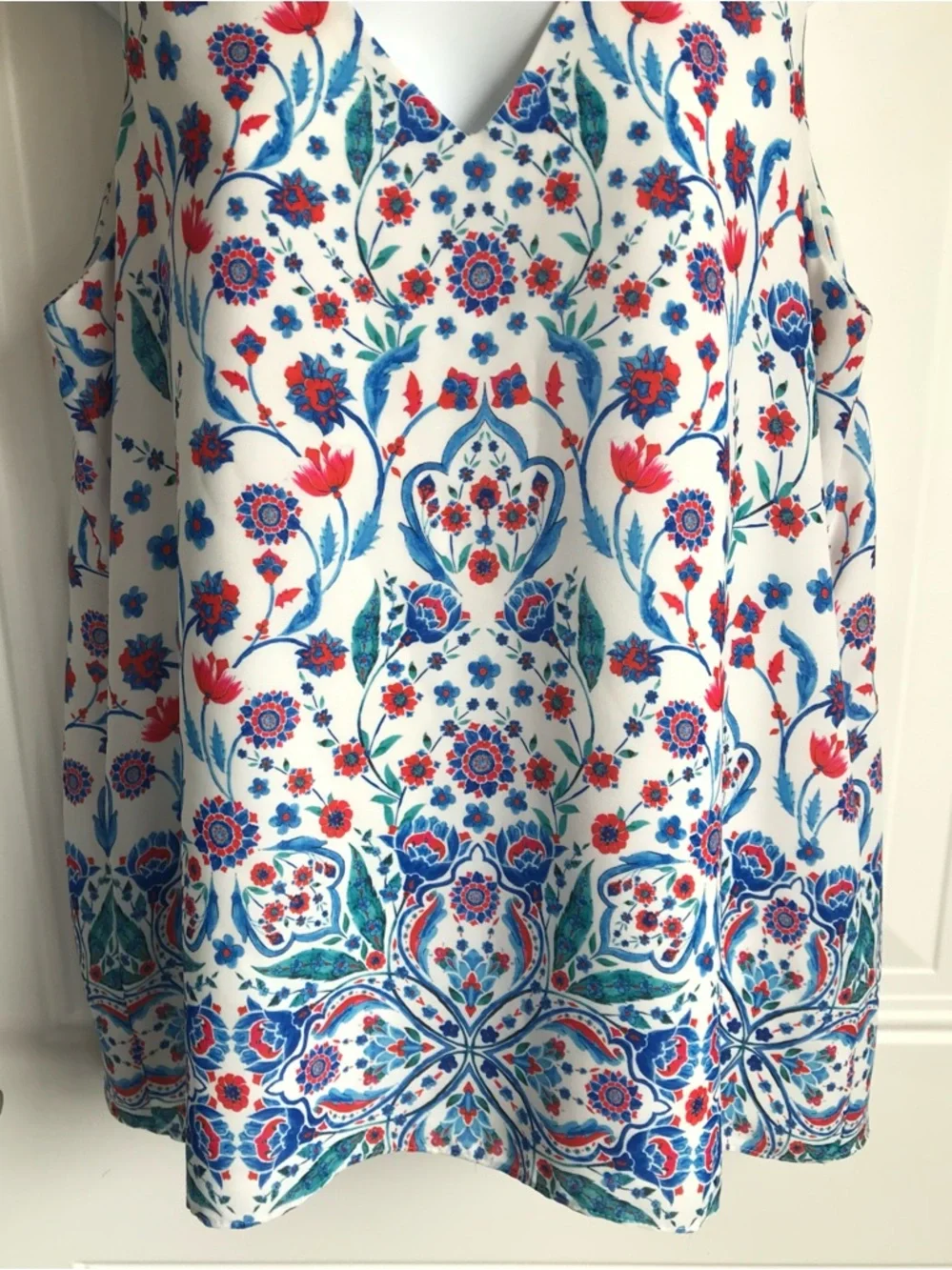 🔴 4/$15 Adrienne Vittadini Women’s L White Red Blue Floral V-Neck Tank Top EUC - Picture 10 of 14